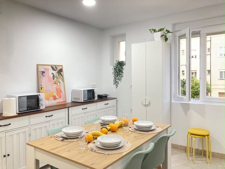 Segunda vista del comedor y la cocina con microondas